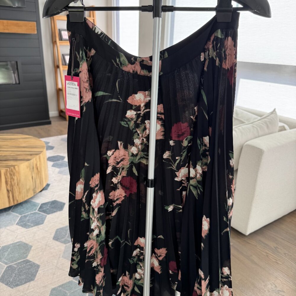 Vince Camuto black floral pleated skirt. - Picture 2 of 4